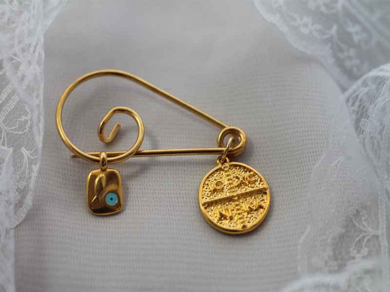 Καρφίτσα -παραμάνα με επίχρυσο φλουρί