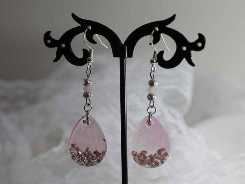 Ροζ σκουλαρίκια από υγρο γυαλί σε σχήμα σταγόνας - Εικόνα 2